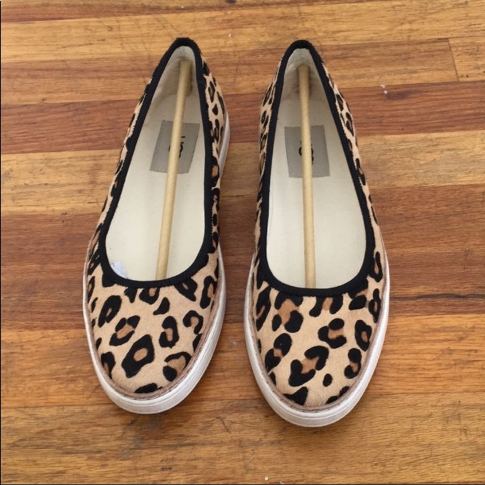 Like new! UGG flats!